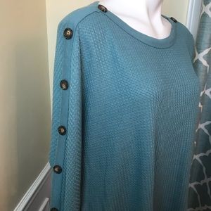 ST JOHN’S BAY TOP W/DECORATIVE BUTTONS DOWN SLEEVE